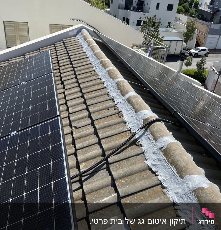 פאנלים סולאריים מותקנים על גג רעפים עם איטום לבן